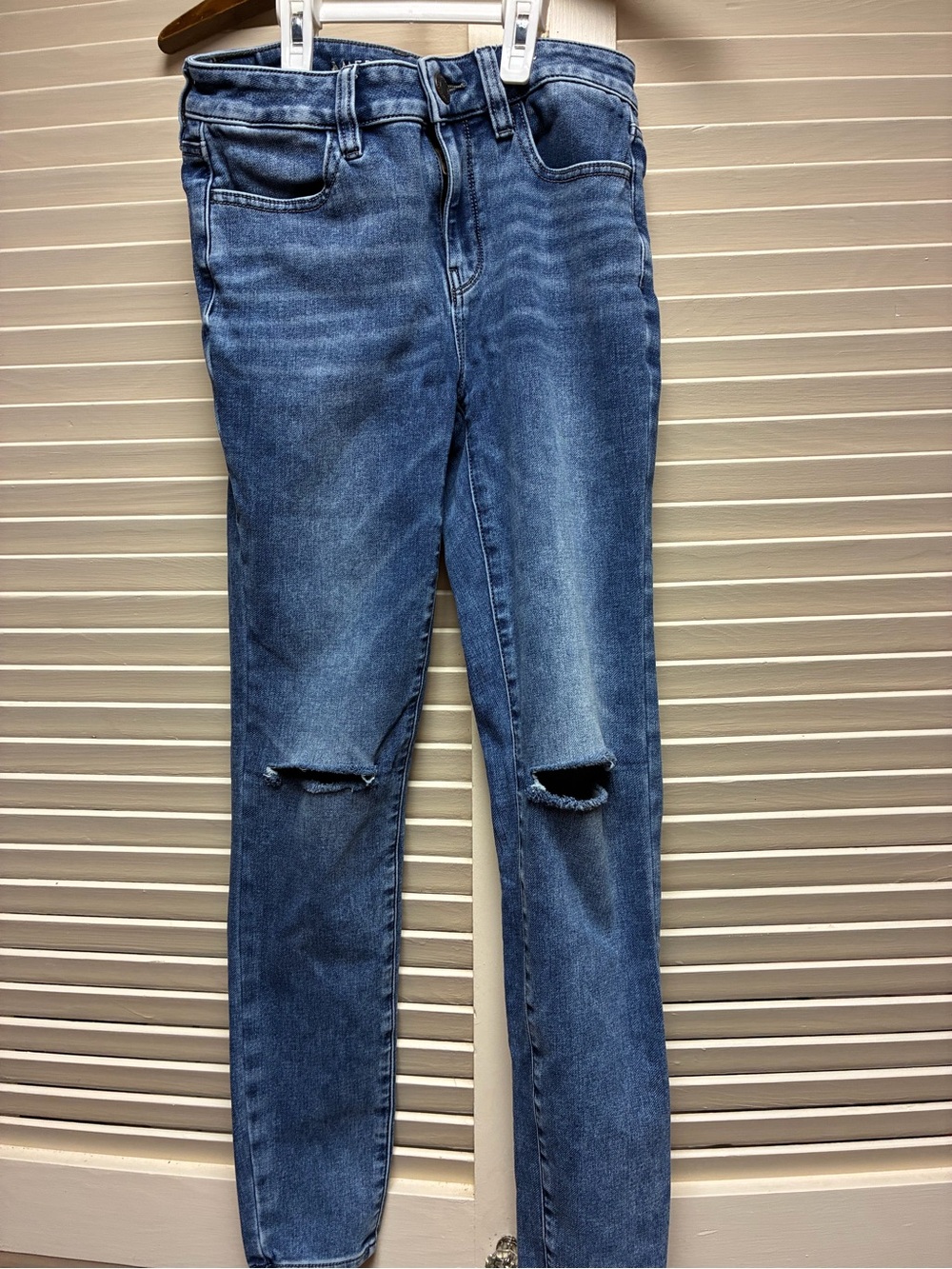 Women’s American Eagle Mid-Blue Distressed Skinny Jeans
